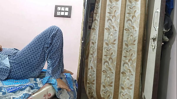 पिंकी भाभी ने टीवी मैकेनिक को सेक्स के लिए बहकाया क्योंकि वह सर्विस बिल का भुगतान करने में असमर्थ थी